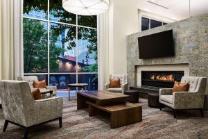a living room with a fireplace and a tv at Hilton Garden Inn Nashville Downtown/Convention Center in Nashville