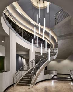 纳什维尔纳什维尔市中心/会议中心希尔顿花园酒店的一座带吊灯的建筑中的螺旋楼梯
