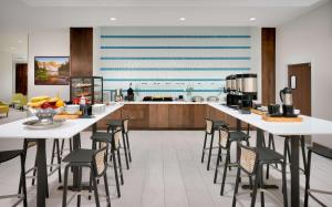 a kitchen with a bar with stools and a counter at Hilton Garden Inn Boise Downtown in Boise