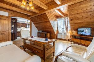 Televízia a/alebo spoločenská miestnosť v ubytovaní Apartament Dana