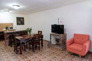 TV a/nebo společenská místnost v ubytování Stone Cabins Boquete