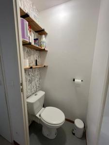 baño con aseo blanco en una habitación en Appartement Ski Pied de Pistes - Valfréjus, en Modane