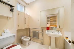 a bathroom with a toilet and a sink at Central 2Bed Apartment near Barbican & Farringdon FREE WIFI by City Stay Aparts London in London