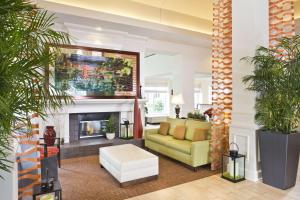 uma sala de estar com um sofá e uma lareira em Hilton Garden Inn White Marsh em White Marsh