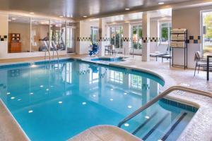 懷特馬什的住宿－懷特馬什希爾頓花園酒店，蓝色的游泳池,位于酒店客房内