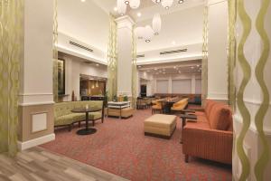 un vestíbulo de hotel con sofás, mesas y sillas en Hilton Garden Inn Akron-Canton Airport, en North Canton