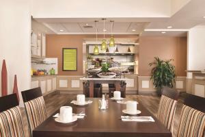 Khu vực ghế ngồi tại Hilton Garden Inn Akron-Canton Airport