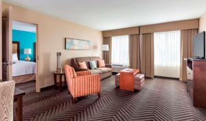 um quarto de hotel com um sofá e uma cama em Homewood Suites by Hilton Akron/Fairlawn em Akron