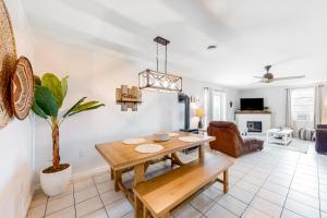 sala de estar con mesa de madera y sofá en Italy Hill Estate, en Branchport