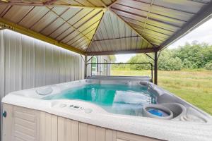a hot tub in a building with a roof at Italy Hill Estate in Branchport