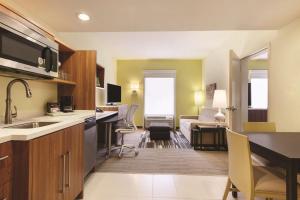 cocina y sala de estar con sala de estar en Home2 Suites by Hilton College Station en College Station