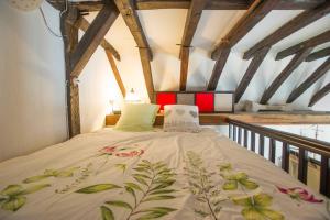 Cama grande en habitación con techo de madera en Appartement de caractère au cœur du vieux Tours, en Tours