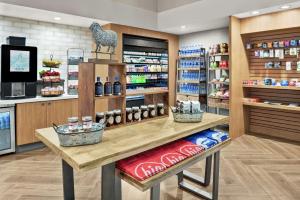Embassy Suites by Hilton Columbus Dublin的证书、奖牌、标识或其他文件