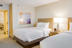 Embassy Suites by Hilton Columbus Dublin客房内的一张或多张床位