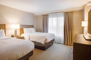 Embassy Suites by Hilton Columbus Dublin客房内的一张或多张床位
