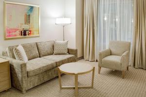Embassy Suites by Hilton Columbus Dublin的休息区
