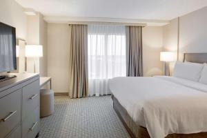 Embassy Suites by Hilton Columbus Dublin客房内的一张或多张床位