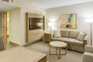 Embassy Suites by Hilton Columbus Dublin的电视和/或娱乐中心
