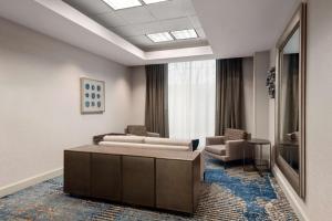 Embassy Suites by Hilton Columbus Dublin的休息区