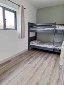 Postel nebo postele na pokoji v ubytování Teach Aindí (newly renovated cottage)