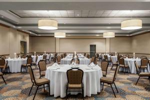 Embassy Suites by Hilton Columbus Dublin餐厅或其他用餐的地方