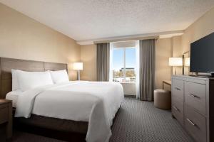 Embassy Suites by Hilton Columbus Dublin客房内的一张或多张床位