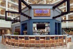 Embassy Suites by Hilton Columbus Dublin餐厅或其他用餐的地方