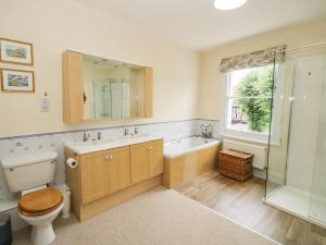 Ένα μπάνιο στο Dinham Court +25 φωτογραφίες