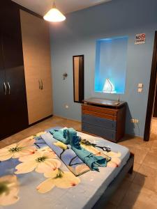 um quarto com uma cama com flores em Nice Holiday House em Piraeus