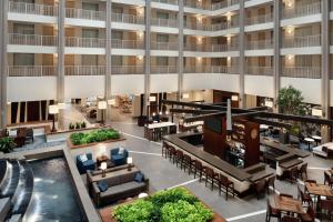 コビントンにあるEmbassy Suites Cincinnati - RiverCenterのホテルのロビー像