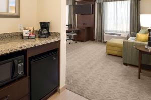 Habitación de hotel con cocina y sala de estar. en Hampton Inn & Suites Corpus Christi, TX, en Corpus Christi