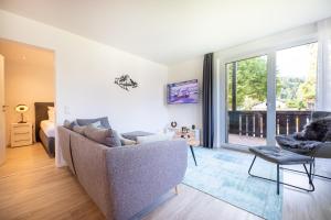 加爾米施－帕騰基興的住宿－Bergnest，带沙发和窗户的客厅