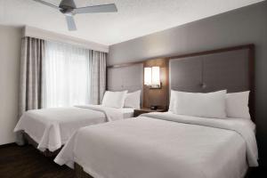 Postel nebo postele na pokoji v ubytování Addison Suites