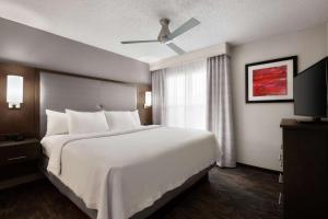 Postel nebo postele na pokoji v ubytování Addison Suites
