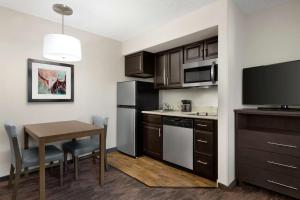Kuchyň nebo kuchyňský kout v ubytování Addison Suites