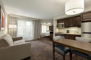 Kuchyň nebo kuchyňský kout v ubytování Addison Suites