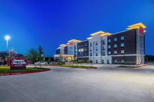 un hôtel avec un panneau en face d'un parking dans l'établissement Hampton Inn & Suites-Dallas/Richardson, à Richardson