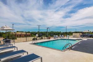 a large swimming pool with chairs at Hampton Inn & Suites-Dallas/Richardson in Richardson
