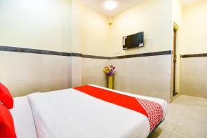Un pat sau paturi într-o cameră la OYO Hotel Karemore Celebration