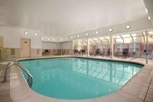 una gran piscina de agua azul en un edificio en Homewood Suites by Hilton Dallas-Park Central Area, en Dallas