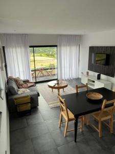 een woonkamer met een tafel en een bank bij FURNAS DREAM HOUSE in Furnas +15 foto's