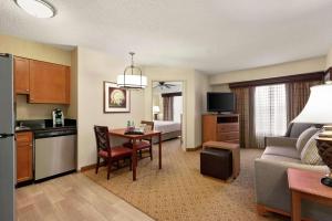 een woonkamer met een keuken en een woonkamer met een bank bij Homewood Suites by Hilton Dallas-Park Central Area in Dallas