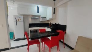 Kuchyň nebo kuchyňský kout v ubytování Apartamento reformado na melhor localização a 100 metros da praia,comodidade inclui ,garagem,internet,elevadores duas cadeiras de praia ,cooler,roupas de cama e banho