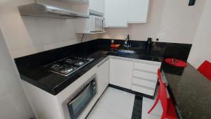 Kuchyň nebo kuchyňský kout v ubytování Apartamento reformado na melhor localização a 100 metros da praia,comodidade inclui ,garagem,internet,elevadores duas cadeiras de praia ,cooler,roupas de cama e banho