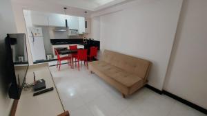 Kuchyň nebo kuchyňský kout v ubytování Apartamento reformado na melhor localização a 100 metros da praia,comodidade inclui ,garagem,internet,elevadores duas cadeiras de praia ,cooler,roupas de cama e banho