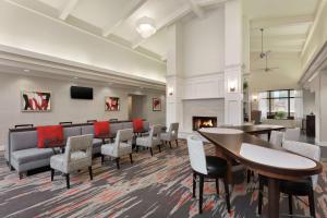 - une salle d'attente avec des chaises et une cheminée dans l'établissement Homewood Suites by Hilton Dallas-Plano, à Plano