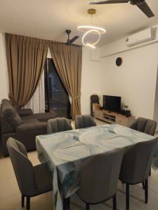 Posezení v ubytování Netizen #MRT#Cheras#C180#3bedRooms#KLCC View#9PersonStay