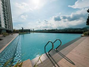 Bazén v ubytování Netizen #MRT#Cheras#C180#3bedRooms#KLCC View#9PersonStay nebo v jeho okolí