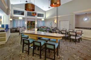 una sala de conferencias con una mesa grande y sillas en Homewood Suites by Hilton Dayton South, en Miamisburg