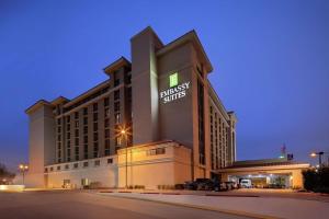un edificio alberghiero con un cartello che recita "suite dell'ambasciata" di Embassy Suites Dallas - Park Central Area a Dallas